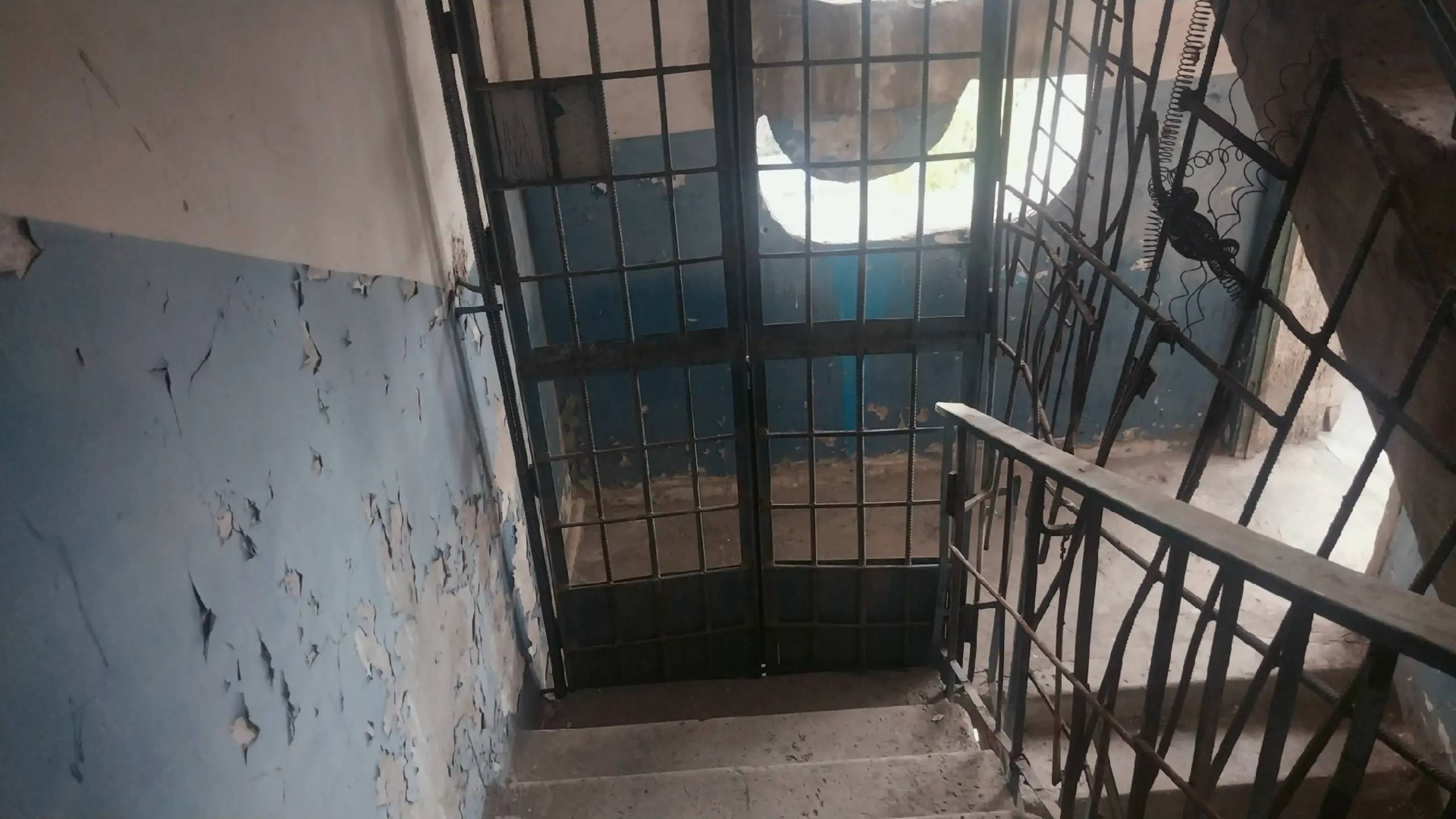 Image 2 of 6